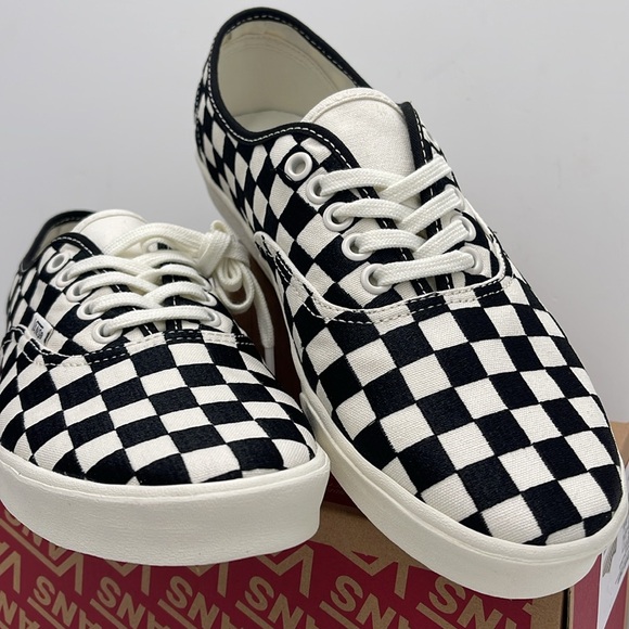 Vans WMNS Authentic Lowpro Embroidered Check Black/M
VN000D041 KP
Sneakersrs - Picture 5 of 16